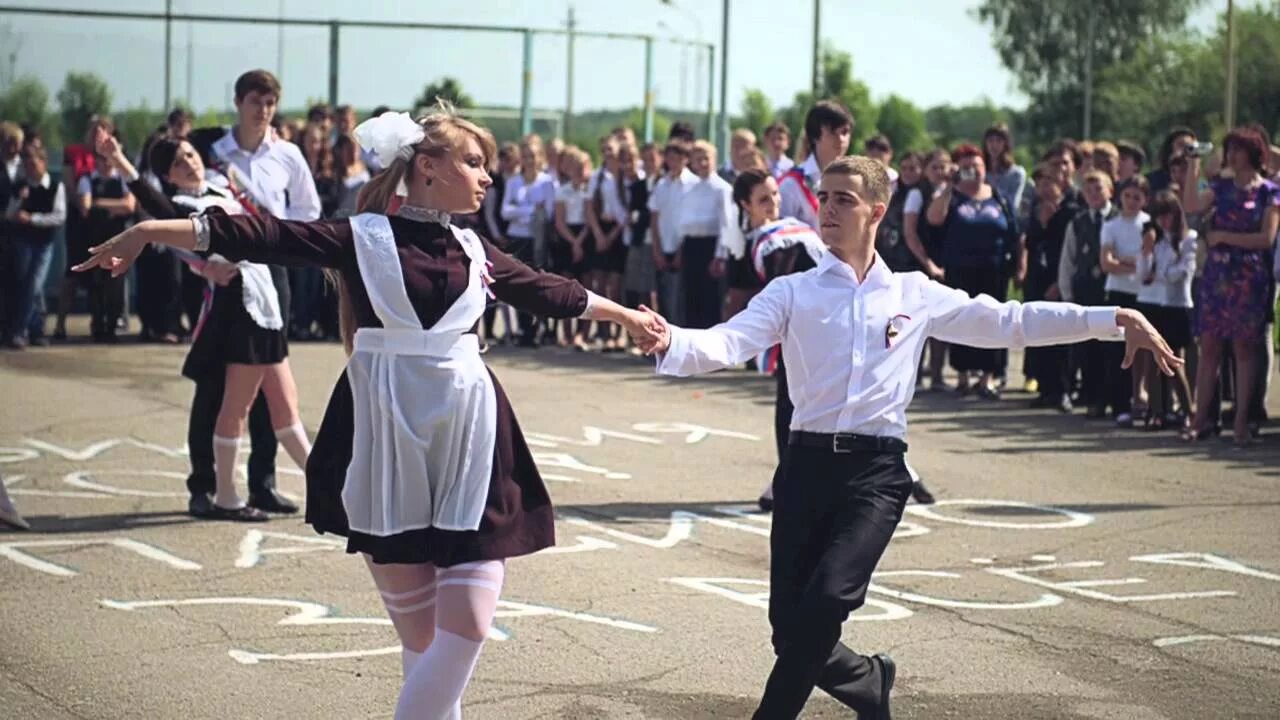 Выпускной вальс танец видео. Школа 1 Воротынск. Выпускной танец. Вальс на последний звонок. Танцы на выпускном в школе.