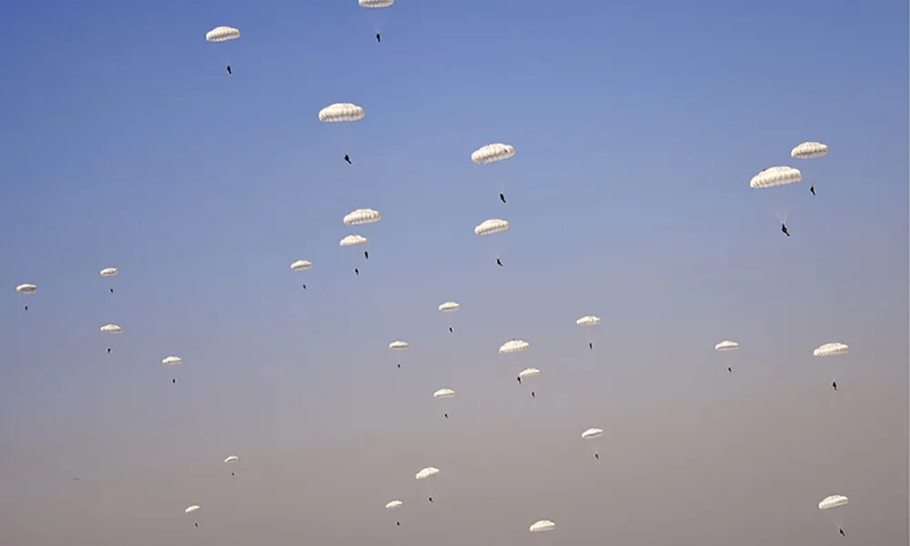 Парашютисты в небе. Парашют в небе. Небо десант. Парашют в небе. Небо десант.