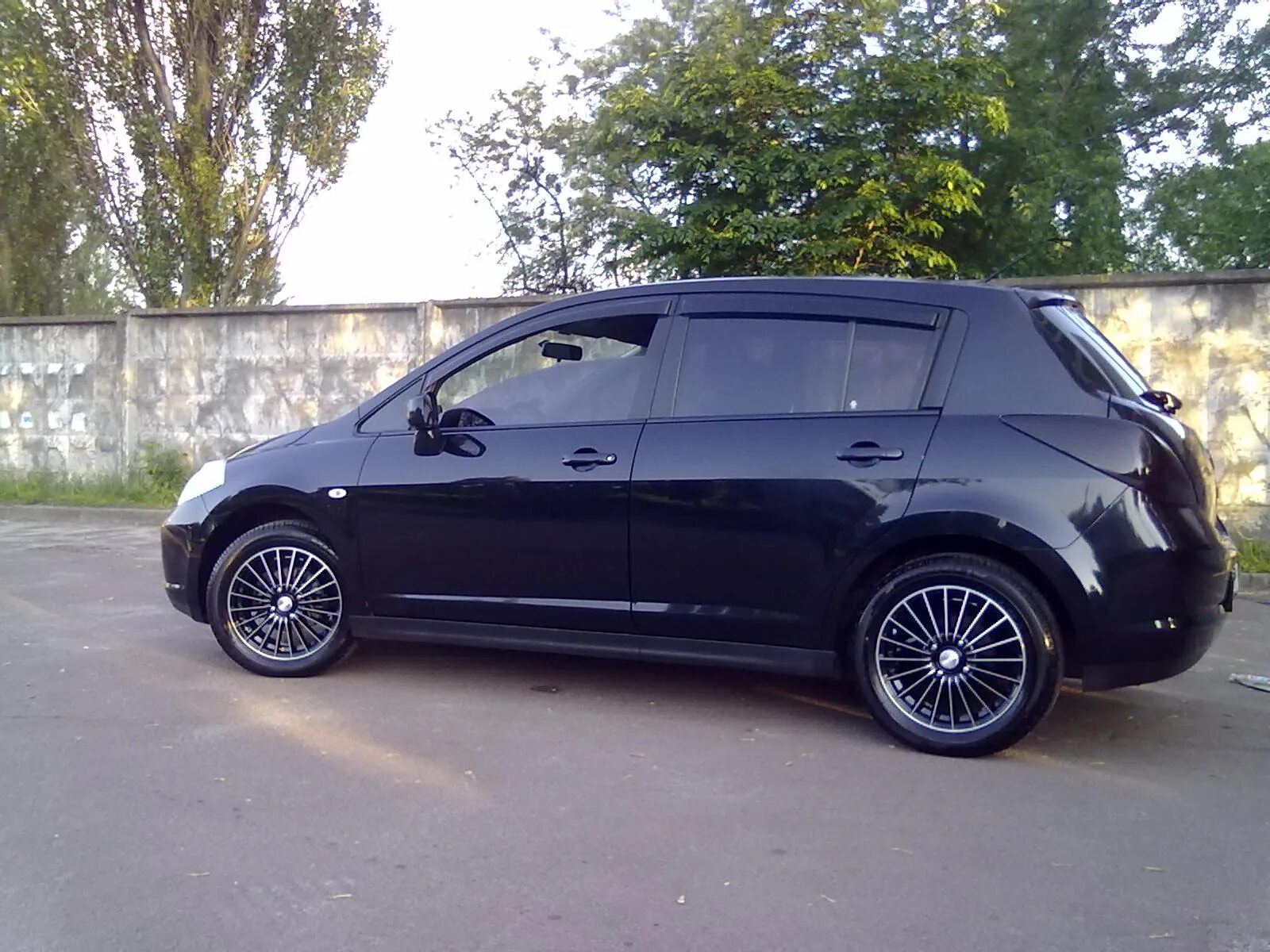 Литые диски тиида. Чёрные диски tiida r15. чёрные диски tiida r16. nissan tiida диски. диски на ниссан тиида r15 черные.