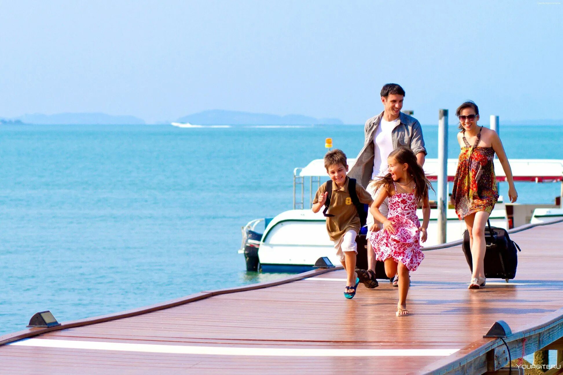 Путешествия смех. Путешествие с семьей. Семья путешествует. Путешествие с детьми. Дети на море.