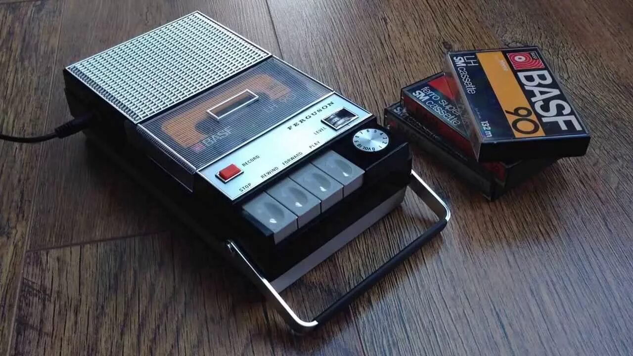 Плееры диктофоны. Кассетный плеер 80. Sanyo 80-е кассетный плеер. Кассетный магнитофон 80е серый. Кассетные диктофоны Philips 80-х.