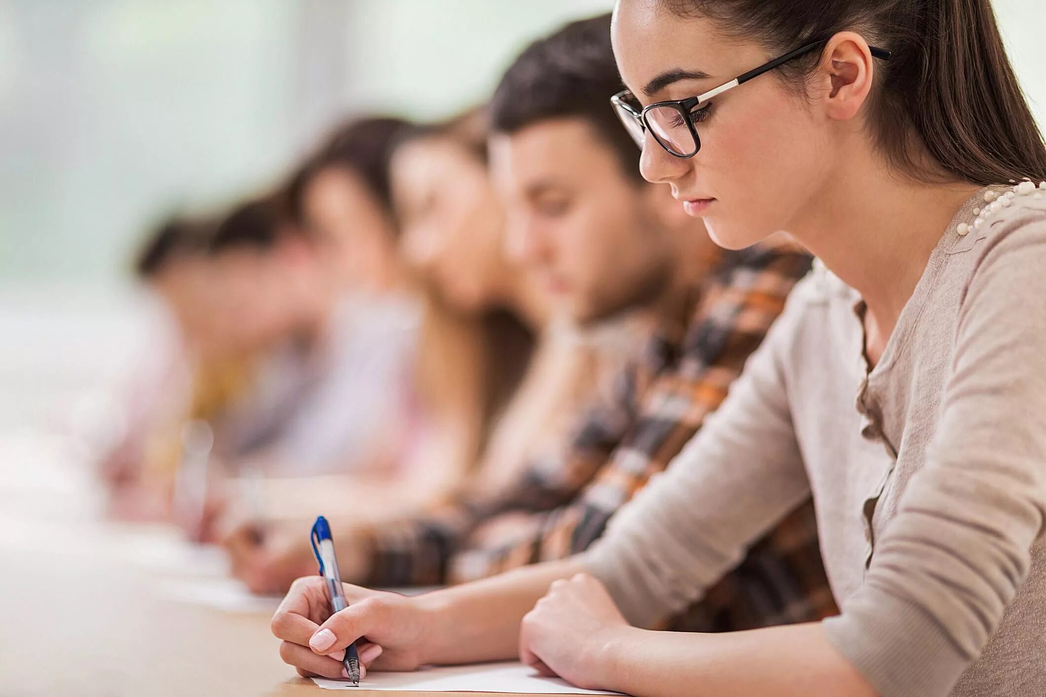 Использование тестов в обучении. Подсказка в обучении. Тест учебный фото. Admission Exam. Student writing.