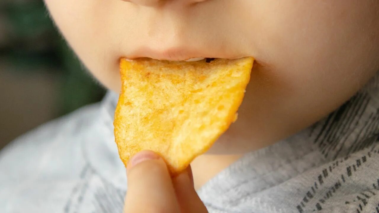 Отравленные чипсы. Чипсы potato. Ожирение от чипсов. Человек с чипсами. Eating potato chips.