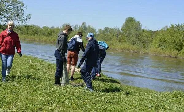 Реки сделано человеком. Субботник у реки. Очистка берега реки. Уборка берега реки.