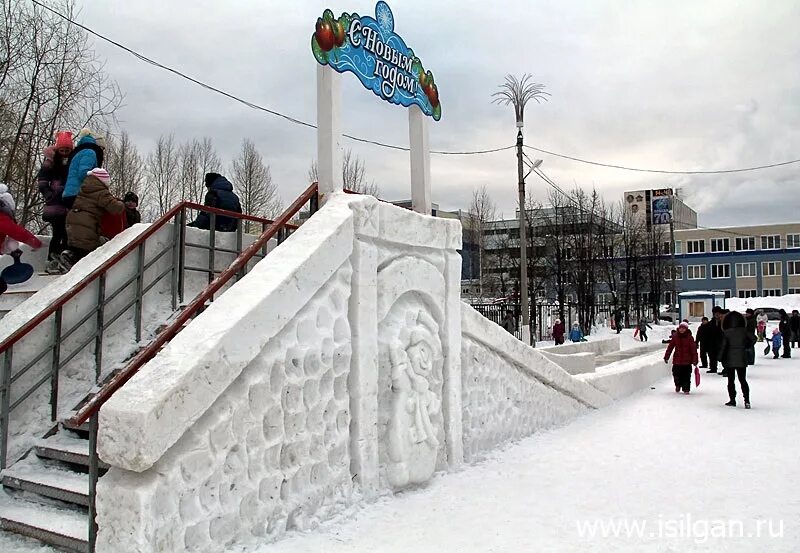 Ледовый городок златоуст парк крылатко. Ледовый городок дк металлург златоуст. Ледовый городок в златоусте. Городок златоуста. Златоуст дк металлург ёлка.