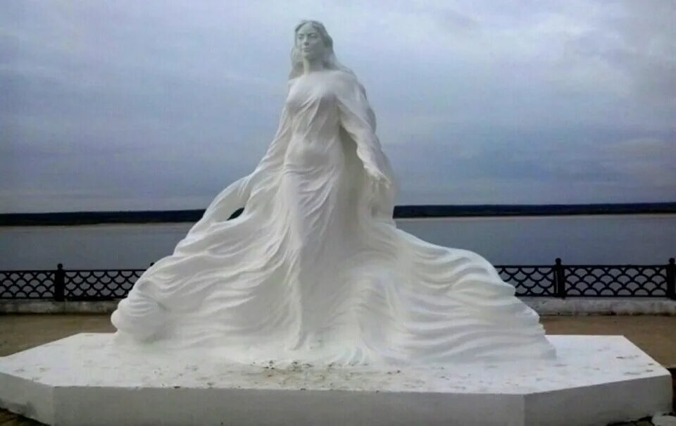 Лена олекминск. Лена олекминск. Памятник лене на реке лена. Памятник реке лене в якутии. Олёкминск скульптура река лена.