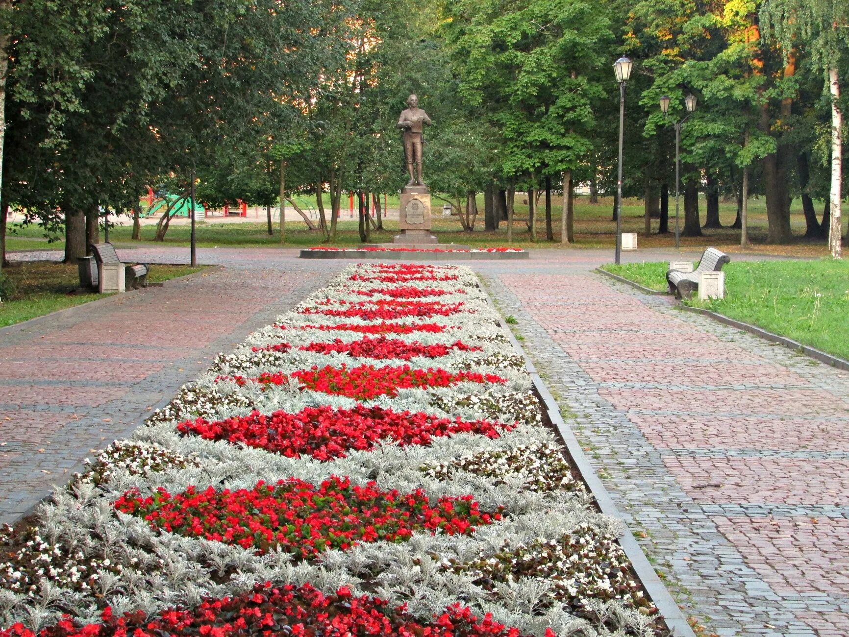 онежская набережная карелия. клумбы петрозаводска. площадь ленина петрозаводск. площадь гагарина петрозаводск 2020. республика карелия петрозаводск цветы.