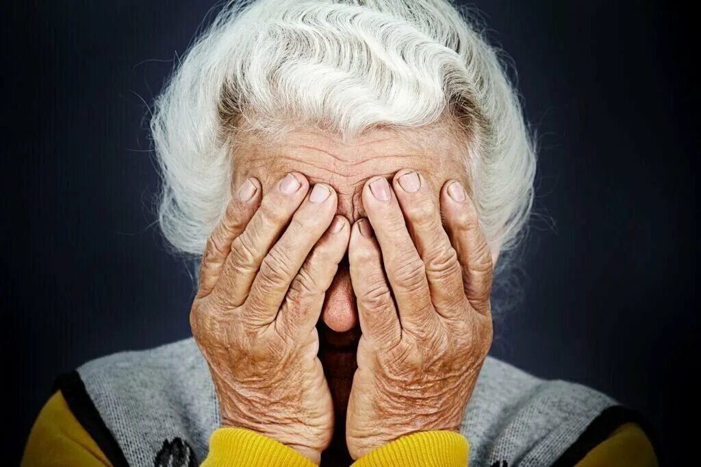 Что грозит пенсионеру. Пожилые люди. Плачущая пожилая женщина. Страх пожилого человека. Пенсионерка плачет.