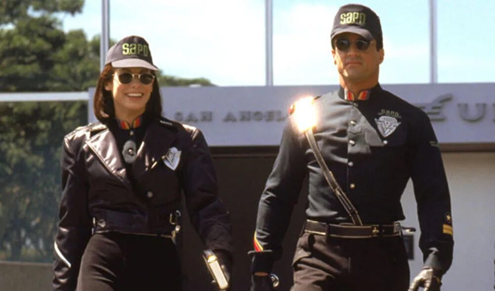 Сандра баллок разрушитель. Сандра буллок сильвестр сталлоне разрушитель. Джон спартан разрушитель. Фильм сталлоне разрушитель. Сталлоне и баллок.