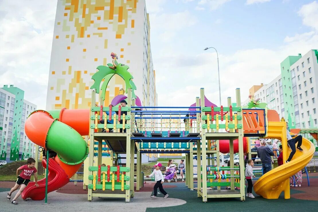 Спортивные площадки новый уренгой. Красивое здание детского сада. Коломенское детский городок. Детский игровой комплекс ксил. Новый детский сад.