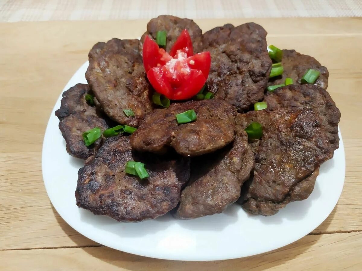 Вкусная печенка. Оладьи из печени говяжьей. Из говяжьей печени. Печёночные оладьи из говяжьей. Блюда с печенью говяжьей.