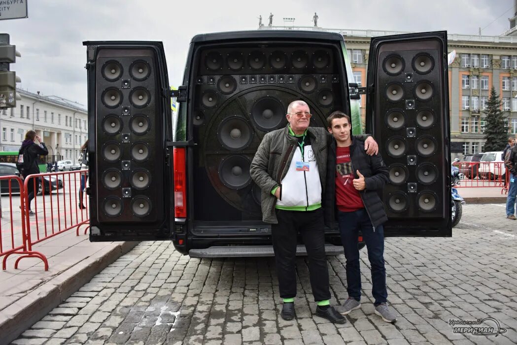 Машина с автозвуком. Лимузин урал автозвук. Ваз 2107 автозвук урал саунд. Мощный автозвук. Самый громкий город.