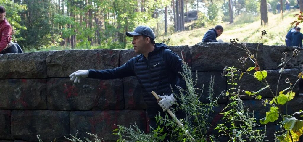 Куйвашев реконструкция парке Маяковского. Куйвашев на могиле Татищева. Куйвашев узнают на улице.