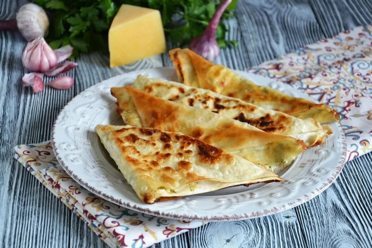 Конвертик из лаваша с колбасой и сыром. Лавашные конвертики. конвертики из лаваша. конвертики из лаваша с сыром. конверты из лаваша с сыром.