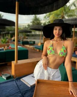 10 Potret Anya Geraldine Main di Pantai Bali, Pamer Tubuh Bugar! 