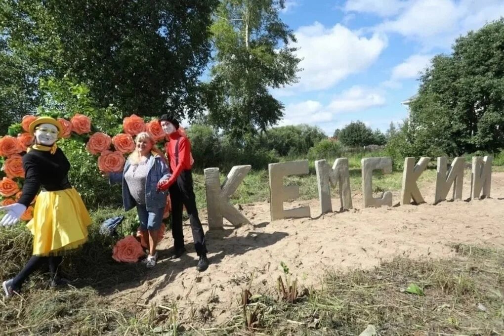 Рублево успенское шоссе поселок лесное. Новый год в домодедово таун. Новый год в домодедово таун. Поселок пройдено. Поселок пройдено.