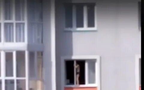 Мальчик разбивает девочку