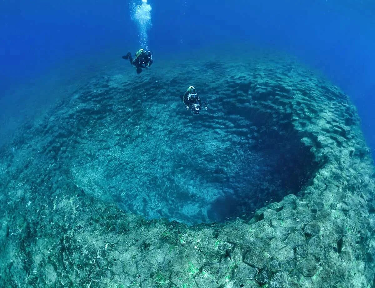 песчаное дно океана. дно реки. край океана под водой. дно океана. подводные хребты тихого океана.