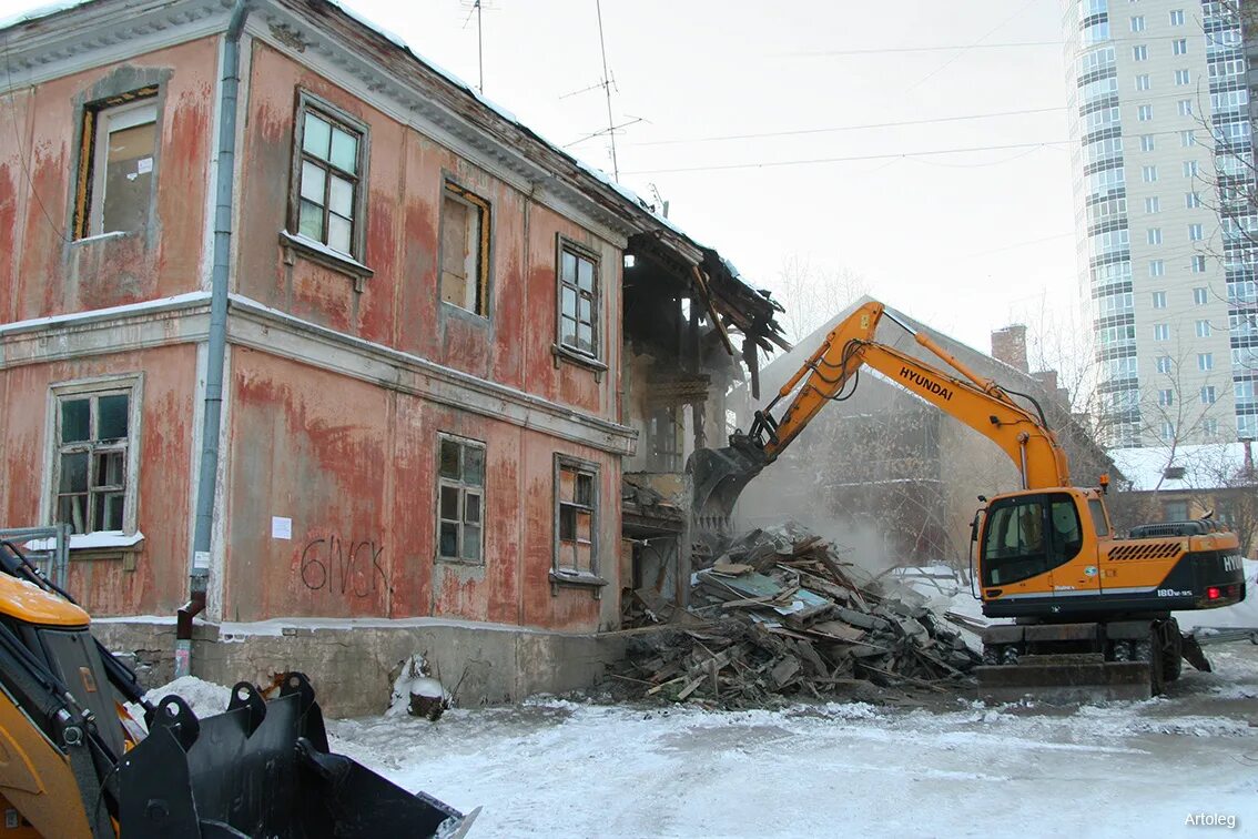Слом бараков. Ветхое жилье. Снесенные дома. Кировский район кемерово бараки. Разрушенный барак хабаровск.