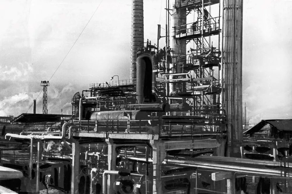 Нефтеперерабатывающий (крекинг-завод им. Каталитический крекинг мнпз. Нпз крекинг. Омский нпз каталитический крекинг. «крекинге нефтеперерабатывающего завода».