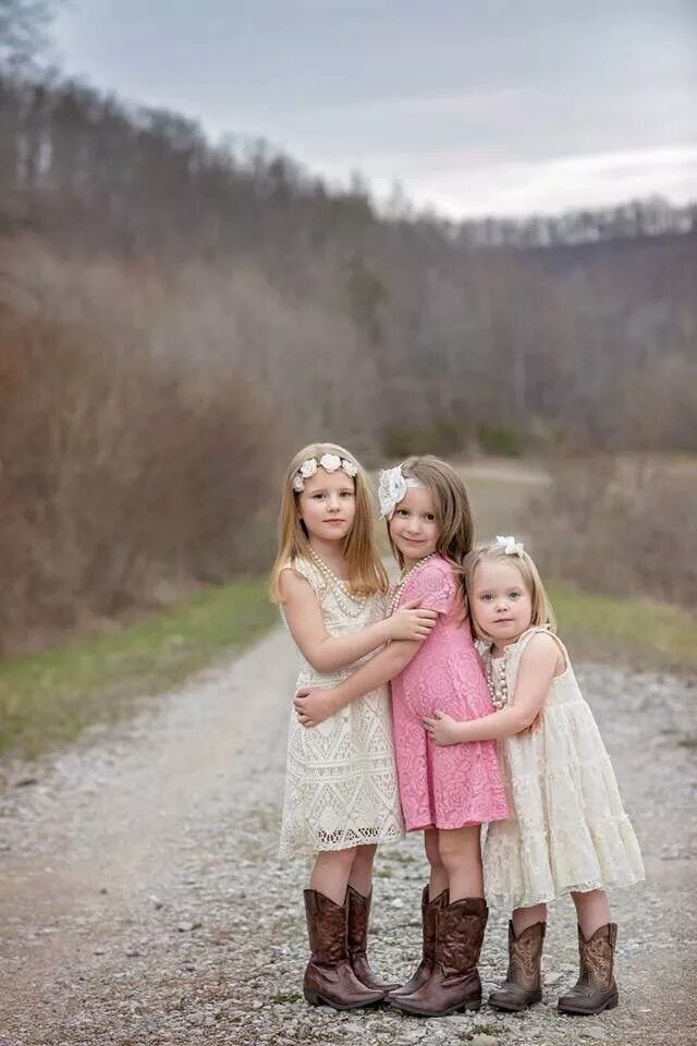 Two sisters old. Фотосессия три сестры. Две сестры. Три сестренки. Фотосессия 3х сестер.