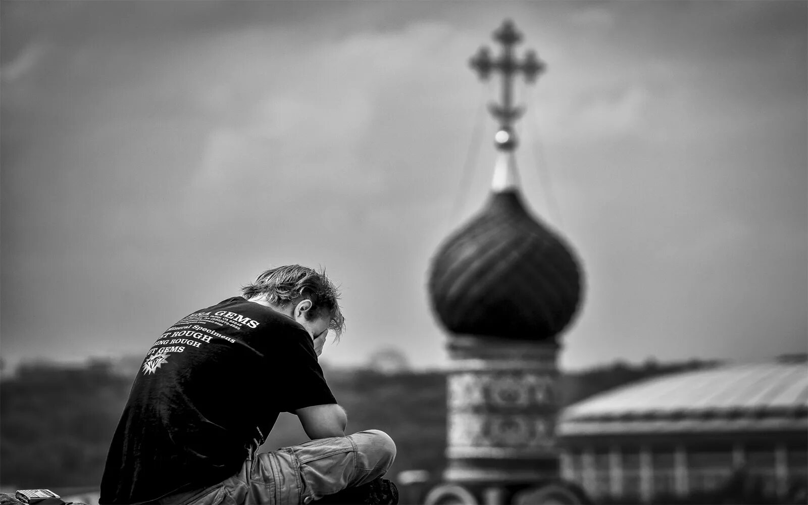 Христианин молится богу. Мужчина молится. молится на коленях. покаяние. человек на коленях перед храмом.