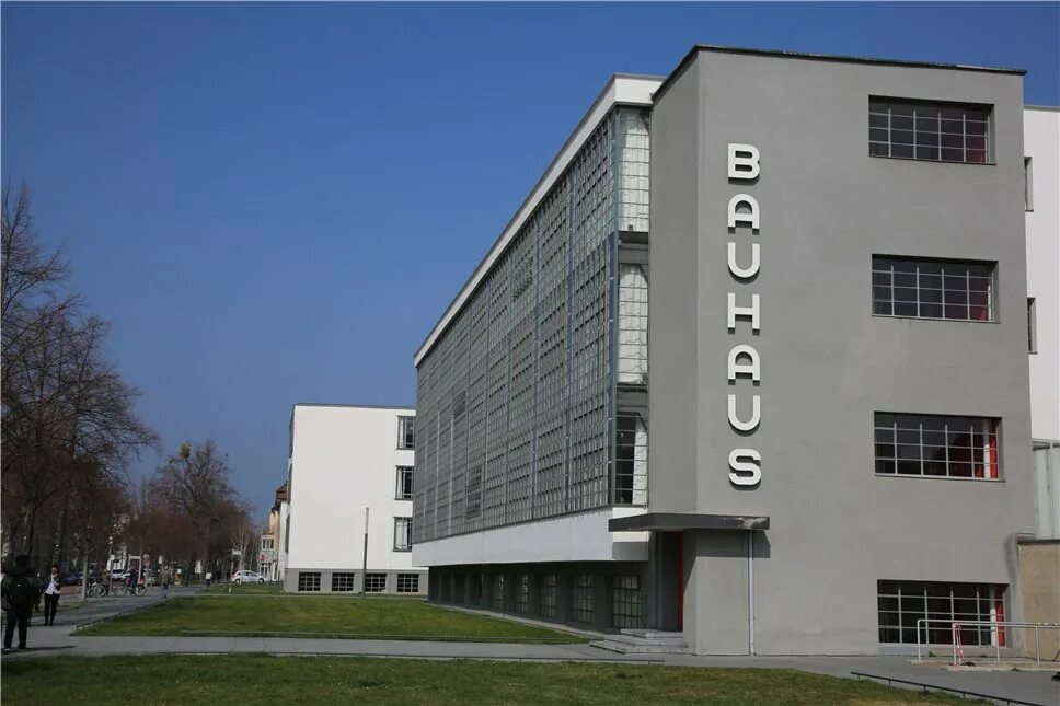 здание баухауза в дессау. баухауз компания. баухауз нидерланды. здание школы в дессау баухаус. баухауз здание 1919.