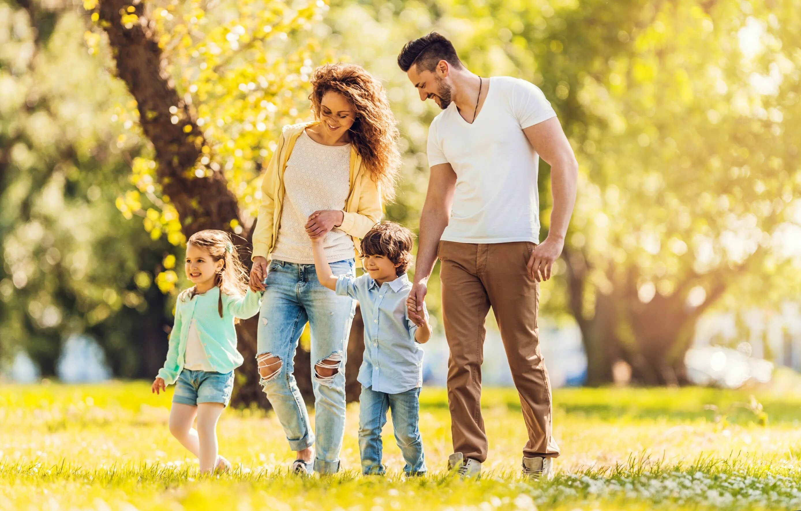 Society family. Счастливая семья. Семья со счастливым ребёнком. Семья на прогулке. Родители и дети.