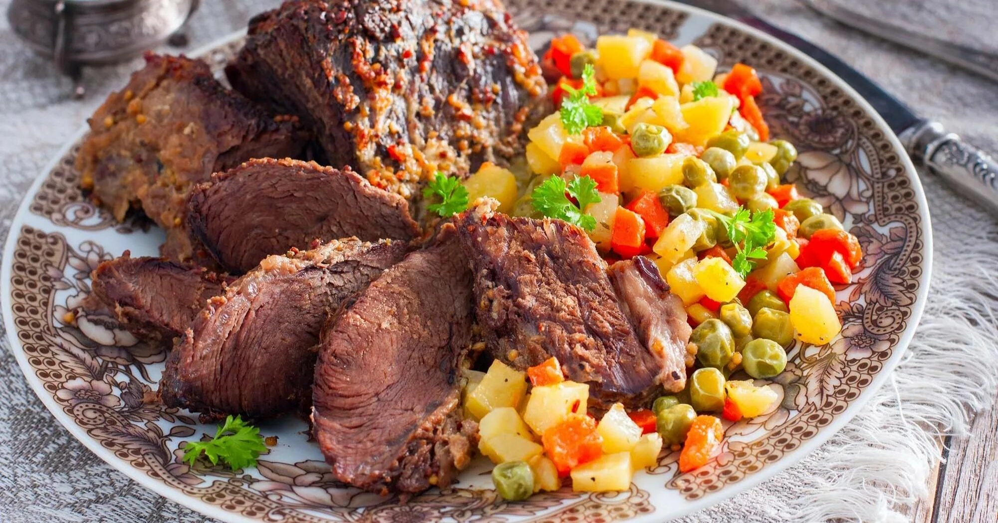 Рецепты тушеного мяса в духовке. Говядина тушеная в духовке. Мясо с черносливом в духовке. Гуляш. Говядина с черносливом тушеная.
