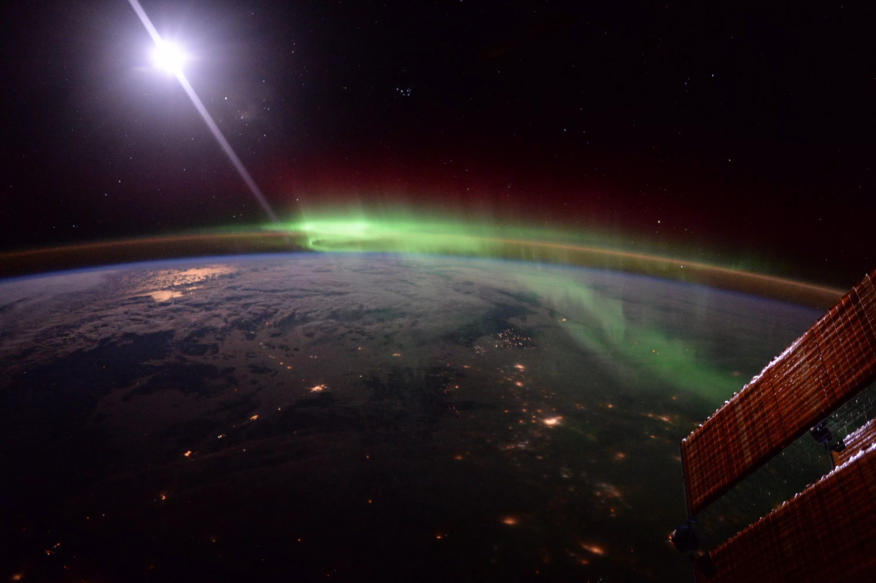 В космосе видно звезды. Северное полярное сияние с МКС. Полярное сияние вид с МКС. Северное сияние вид с МКС. НАСА Северное сияние.