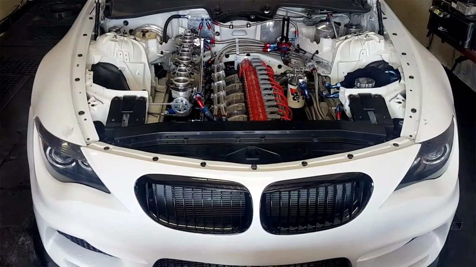 Бмв v16. BMW e32 v16. БМВ v16 двигатель. BMW v16 охлаждение. BMW m5 v12 swap.