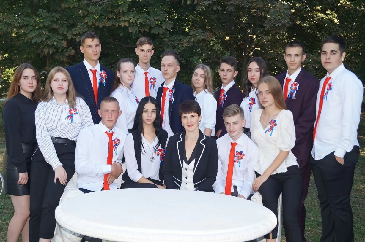 Окончила среднюю общеобразовательную школу
