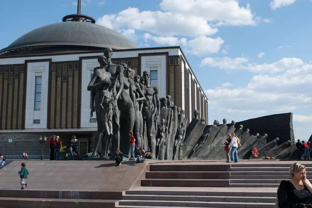 Мемориал в парке победы на поклонной. Мемориальный комплекс на Поклонной горе. Парк Победы на Поклонной горе Москва. Мемориал на Поклонной горе в Москве. Мемориальный комплекс парк Победы в Москве.