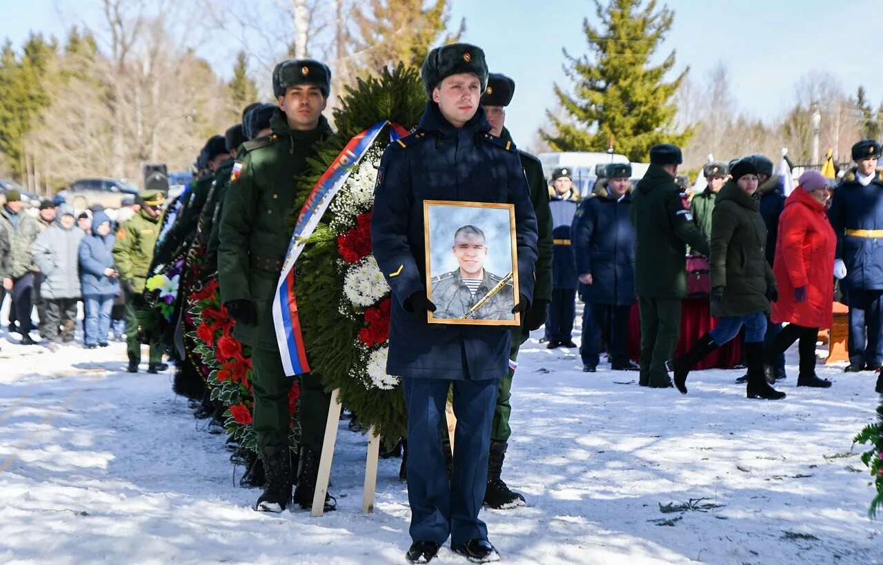 Похороны военнослужащего погибшего на Украине. Похороны солдат погибших в Украине 2022. Прощание с военнослужащими солдатами.