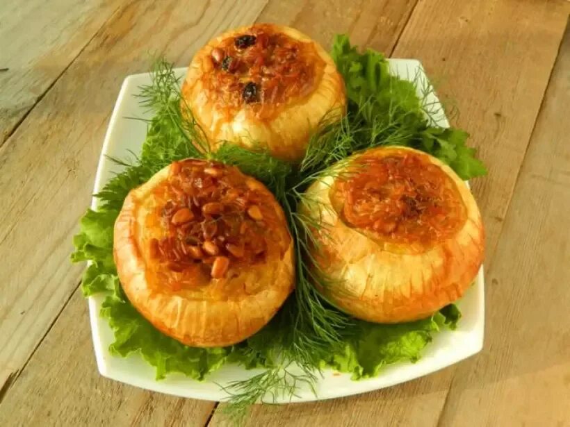 Фаршированный лук. Лук репчатый фаршированный. Фаршированные луковицы. Фаршированный лук фаршем в духовке