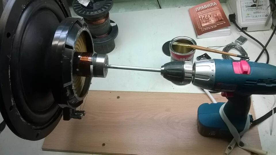 Перемотка двухкатушечного сабвуфера. Намотка катушки динамика оправки. Как сделать перемотку в кап. Катушка пищалки перемотка. Как расклеить динамик для перемотки.