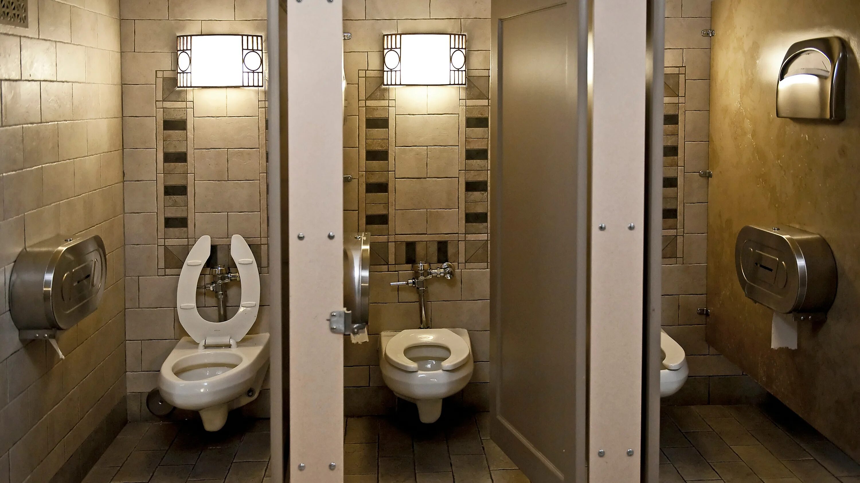 Toilet short. Общественный туалет. Общий туалет. Общественный туалет внутри. Унитаз для общественного туалета.