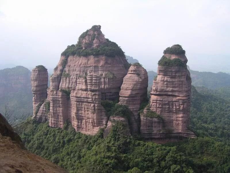 Гора danxia в городе шаогуань. Фаньцзиншань. шаогуань китай. гора фаньцзиншань в китае. гора фаньцзиншань в китае юнеско.