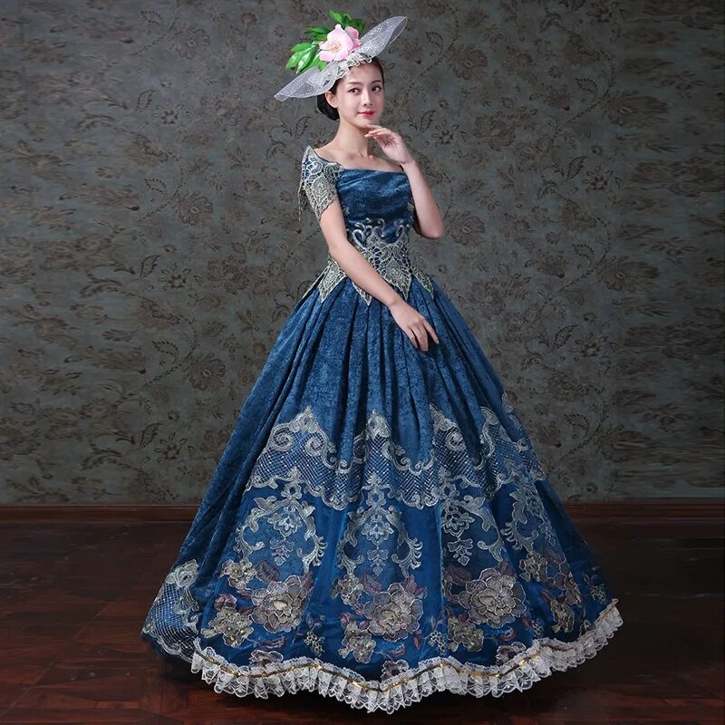 Королевские платья. Платья в стиле 18 века. Платье королевы пышное. Пышные платья 18 века.