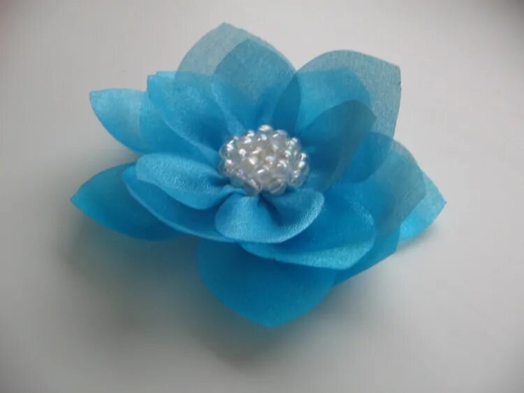 Цветы из капроновых лент. Цветы из капроновых лент мастер класс. Цветы из капроновых лент. Заколки канзаши из органзы. Розы из органзы.