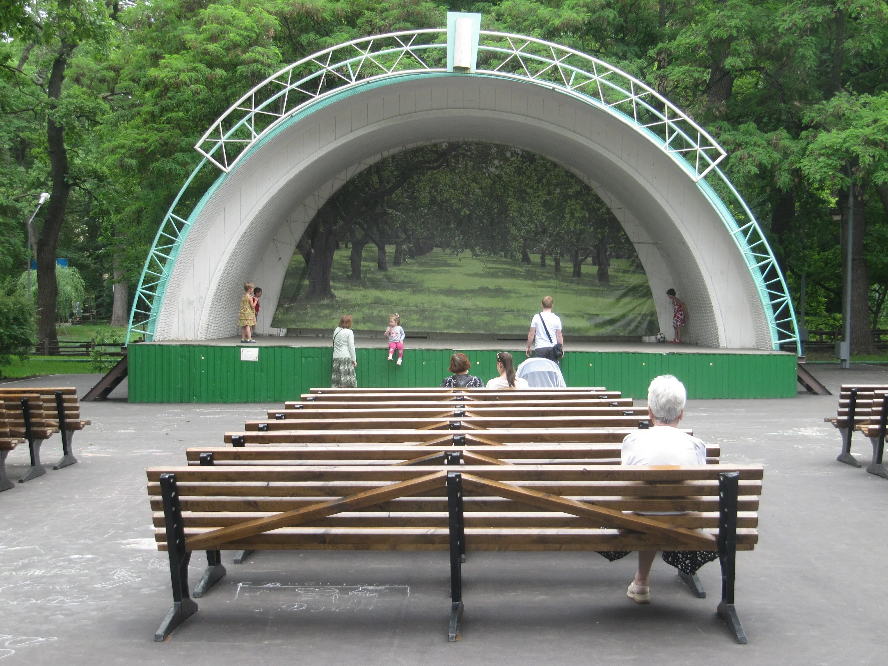 Парк горького 3. Парк Горького Ижевск сцена. Парк Горького Москва сцена. Парк Горького в 2005г. Парк Горького эстрада.