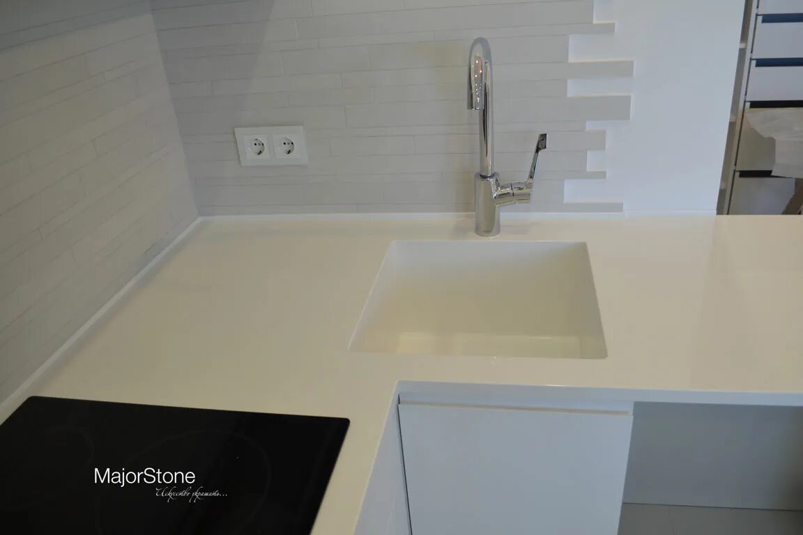 Как сделать столешницу из искусственного камня. Искусственный мрамор литьевой. Столешница из искусственного камня на фанере. Литьевой камень столешница. Столешница каплесборник клей.