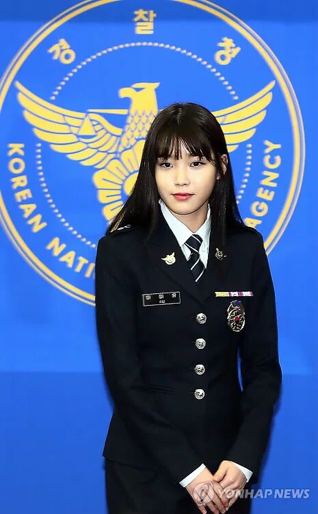 Айю офицер полиции. Iu офицер. Кореянка в форме полиции. Iu офицер. Айю офицер полиции.