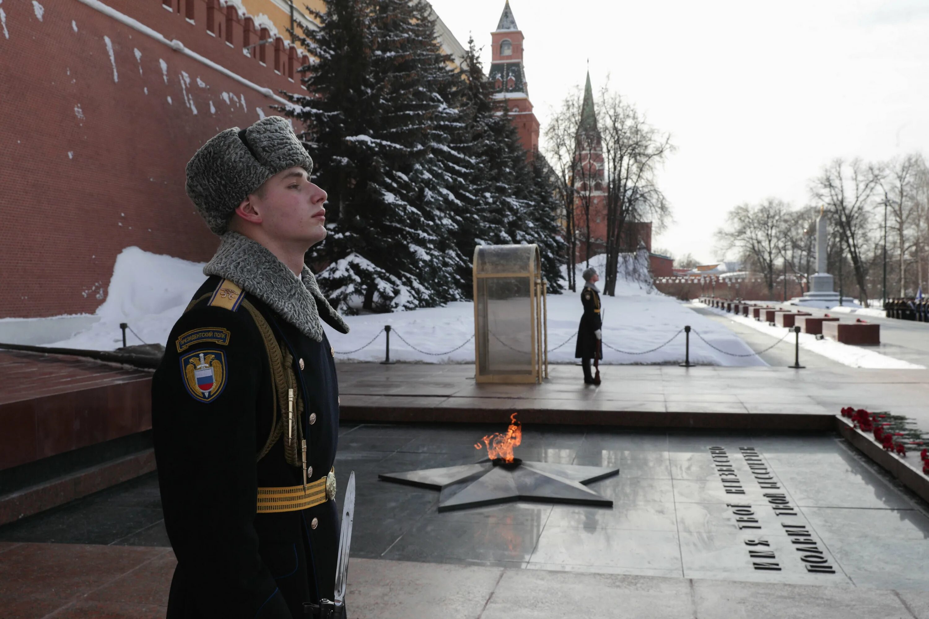 У могилы неизвестного солдата песня. Возложение цветов к могиле неизвестного солдата. Могила неизвестного солдата Москва. Александровский сад Москва могила неизвестного солдата. Возложение цветов к памятнику неизвестного солдата.