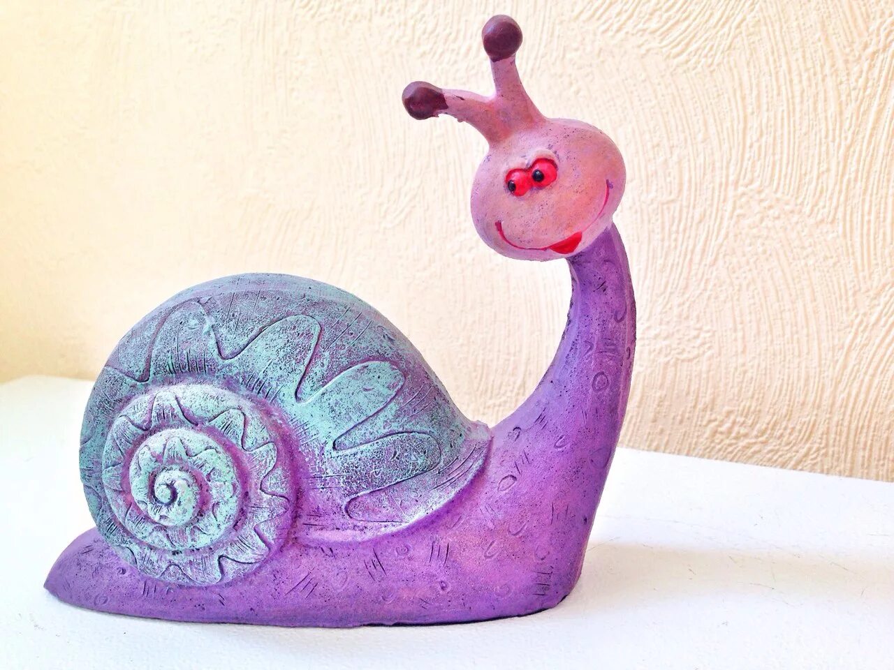 Необычные садовые фигуры. Улитка из соленого теста. Игольница улитка. Улитка декор для сада. Улитка из ткани.
