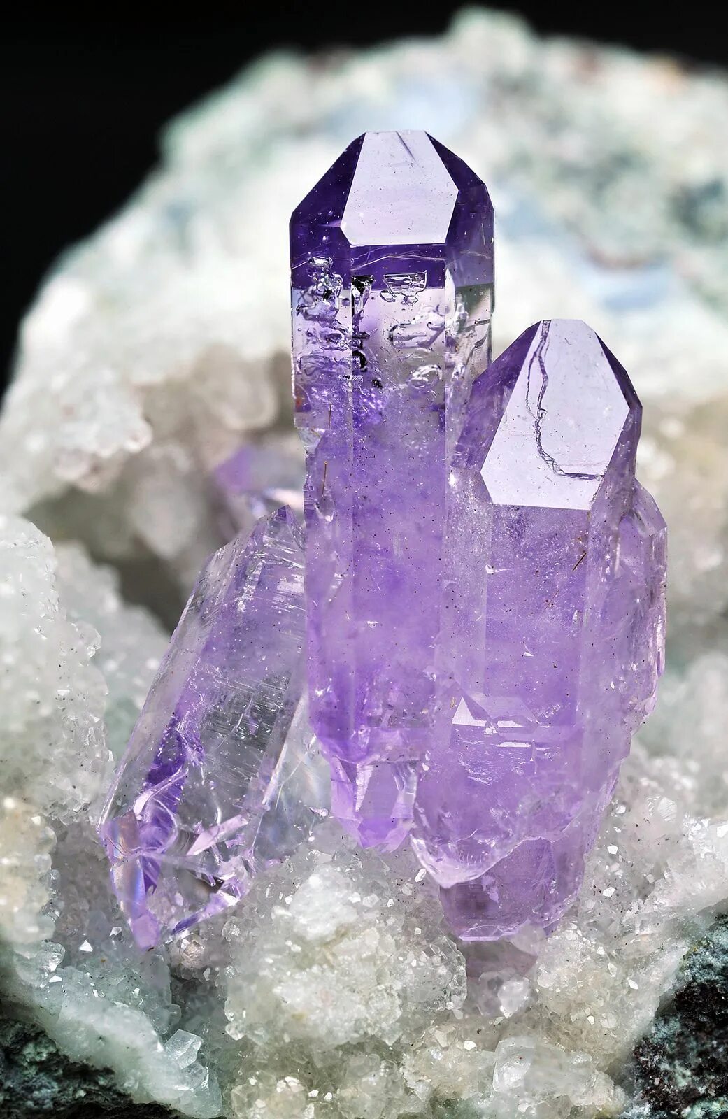 Кварц аметист минерал. Фиолетовый кварц аметист. Самоцветы Кристаллы. Камни Самоцветы кварц. Горный аметист