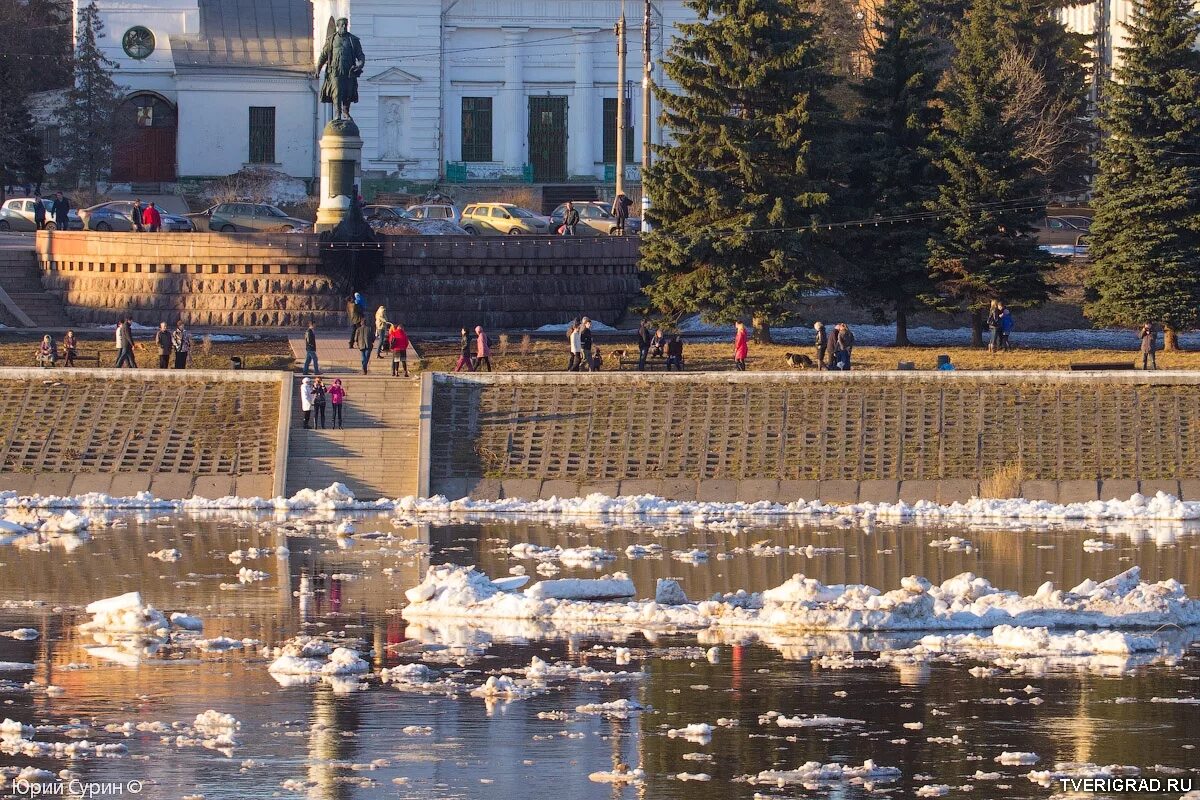 Ледоход в твери. Тверь набережная ледоход. Тверь весной. Ледоход на Волге. Весенняя Тверь.