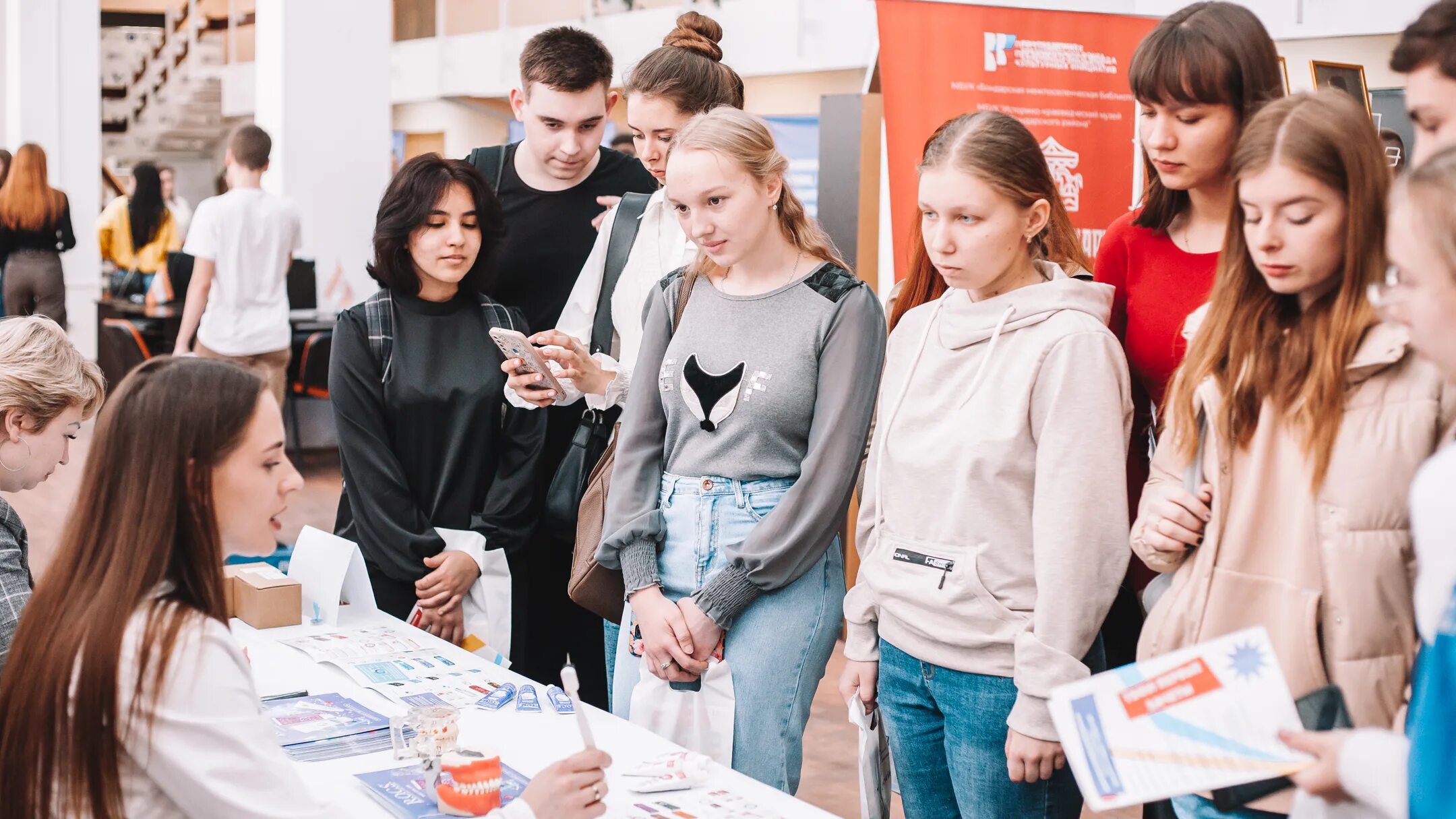 Открытые двери в вузах воронеж. Поступление в вуз. День открытых дверей университет. Абитуриент картинка. Фото для поступления в вуз.