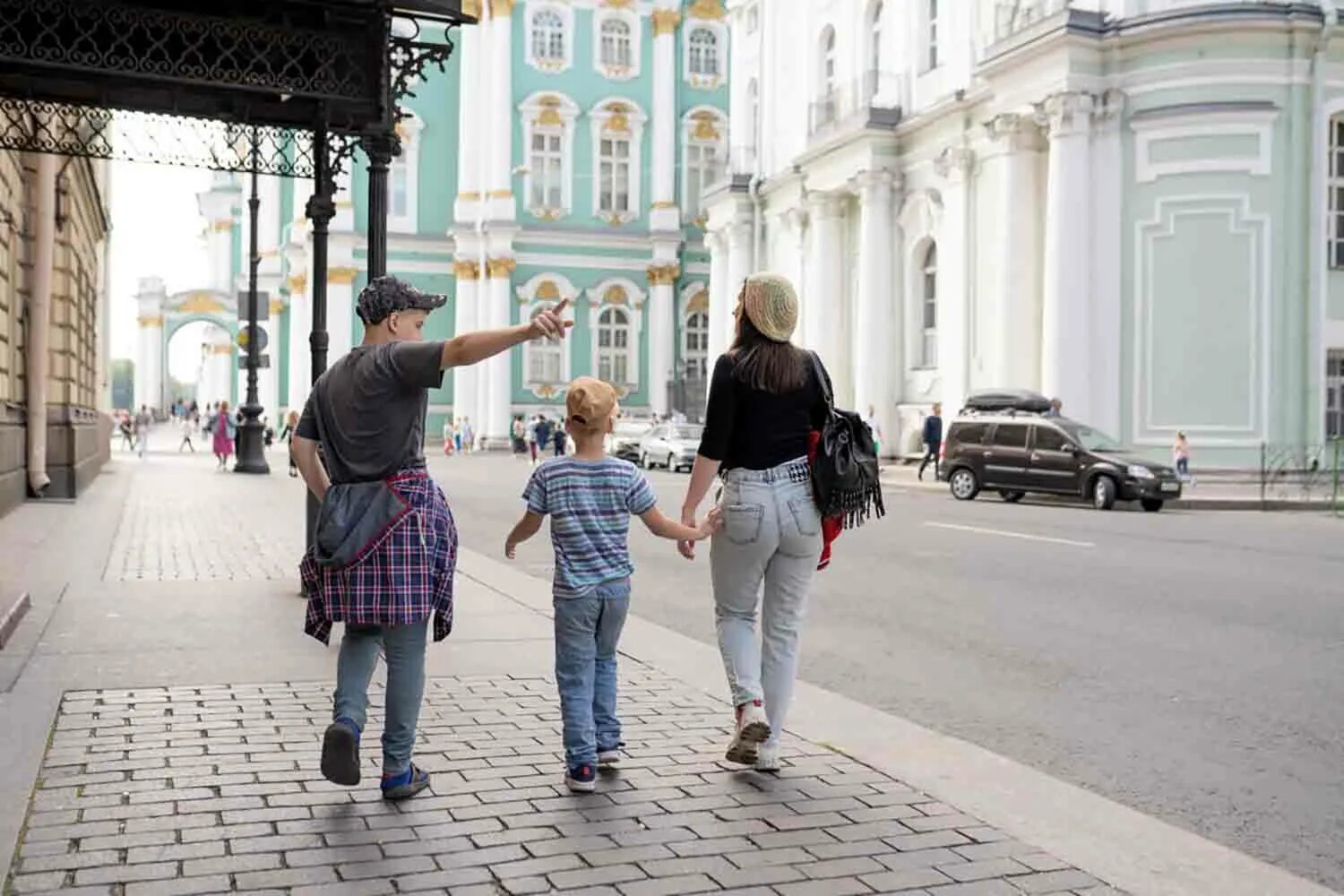 В питере душа в питере семья песня. Питер экскурсии. Прогулка по Питеру семьей. Фотосъемка прогулка по городу. Семейная экскурсия.