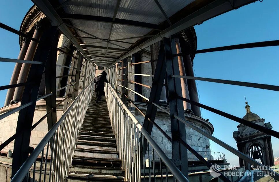 Колоннада исаакиевского собора. Исаакиевский колоннада. Исаакиевский собор колоннада. Исаакиевский собор лестница на колоннаду. Исаакиевский собор подъем на колоннаду.